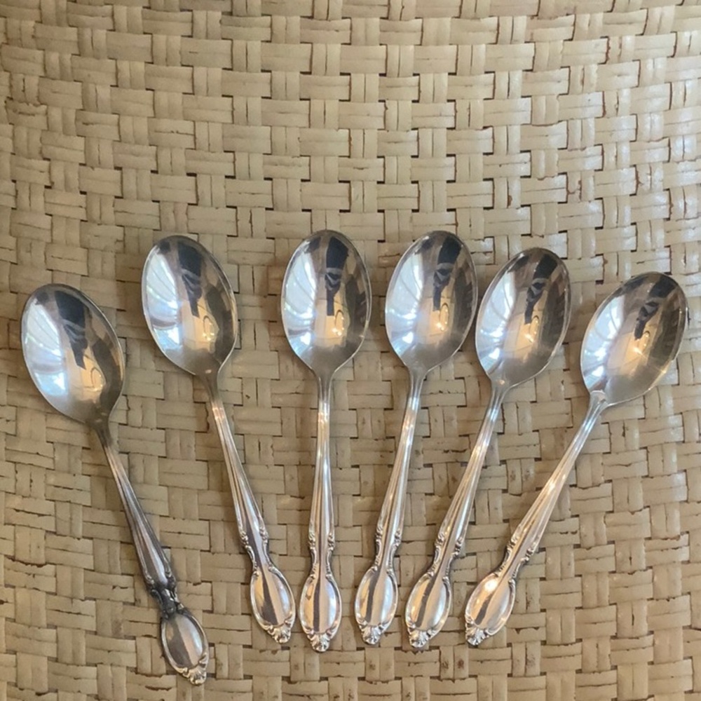 SPOONS VINTAGE WM. ROGERS IS SPOONS (6) Do you ever have enough?